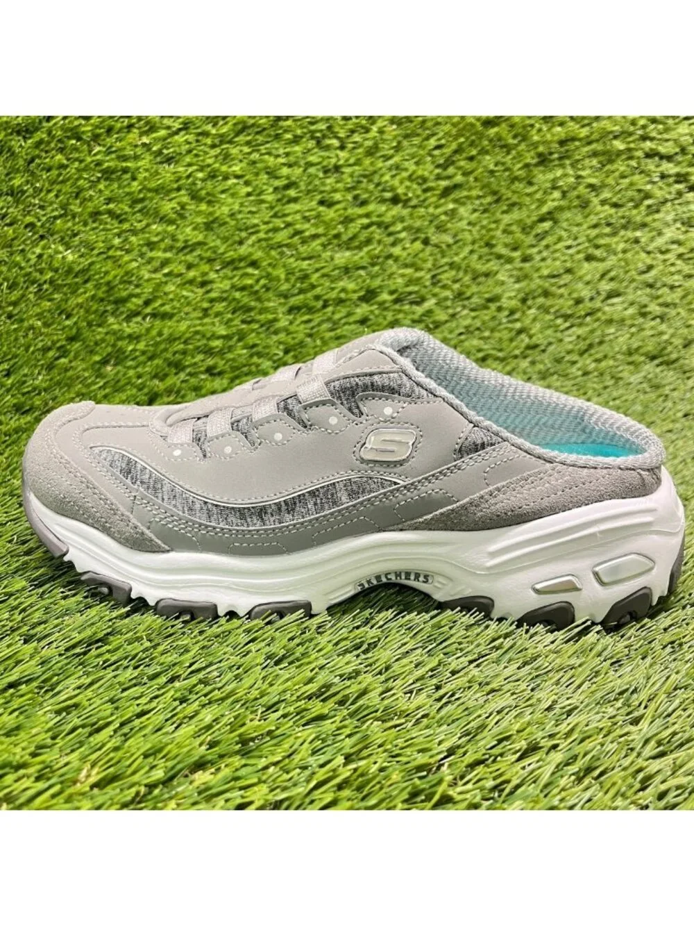 Skechers D'Lites Resilient Womens Size 7 Gray White Athletic Slip On Mule Shoes